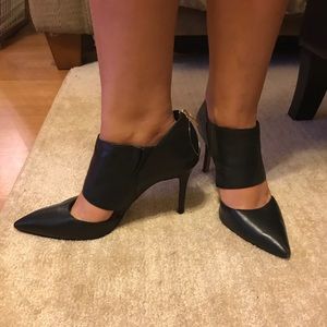 Vince Camuto Sinomin Black Leather Pumps